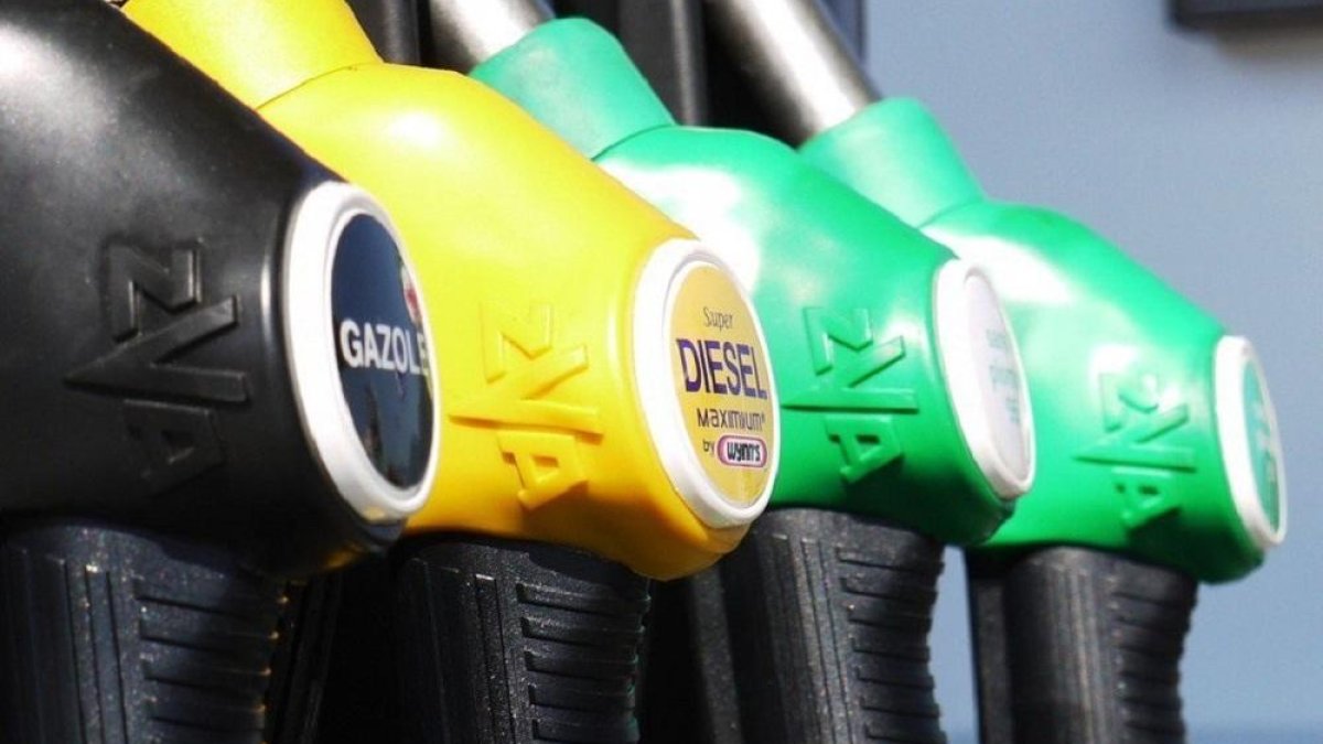 Surtidores de carburante.-E.P.