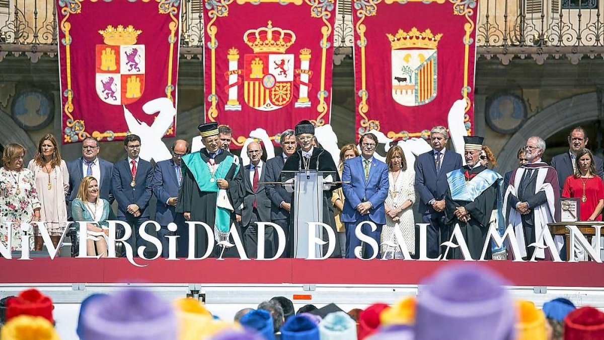 El rector de la Usal, Ricardo Rivero, junto a Mañueco durante su discurso.-ICAL