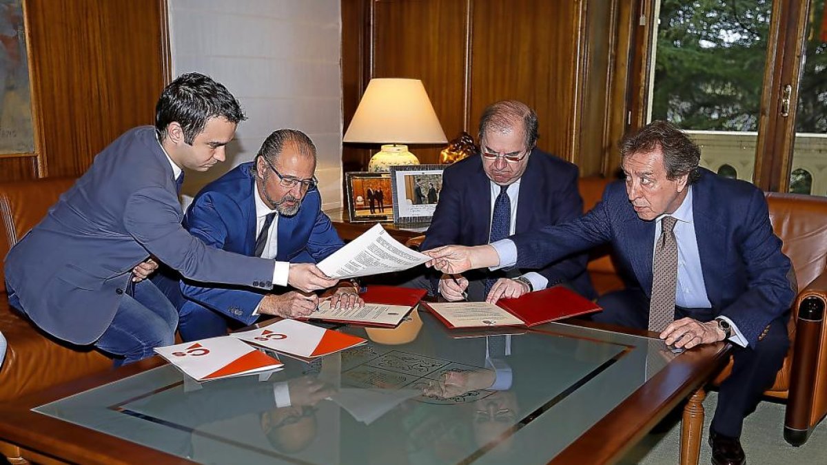 Pablo Yánez y Luis Fuentes, de Ciudadanos, junyo con Juan Vicente Herrera y José Antonio de Santiago Juárez durante la firma del acuerdo.-J.M.LOSTAU
