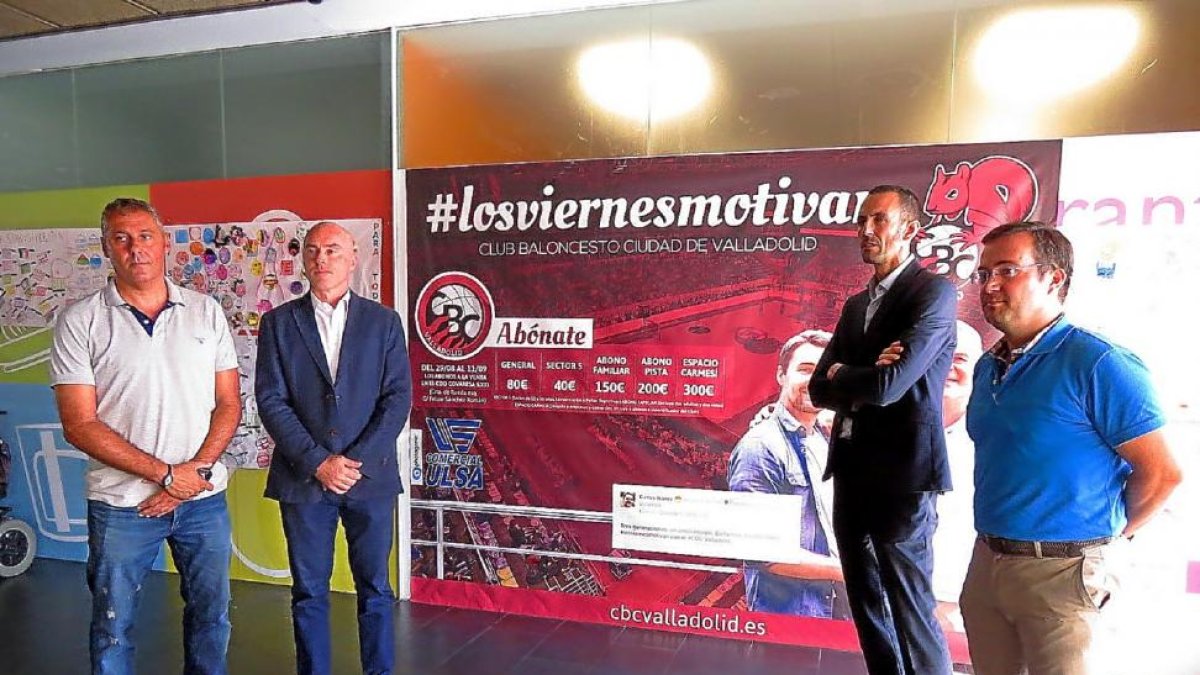 Paco de la Fuente, Mike Hansen, Javier Casado y Javier Gómez junto al cartel de la campaña de abonados.-EL MUNDO