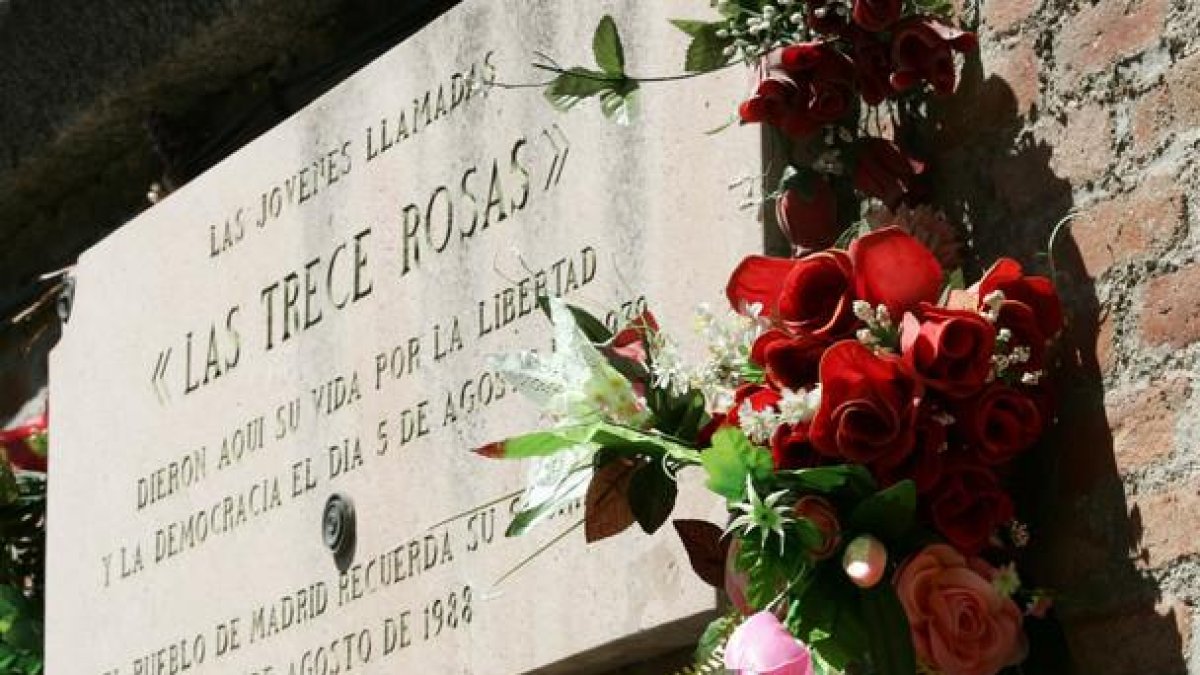 Placa conmemorativa en memoria de las Trece Rosas, en el cementerio de la Almudena de Madrid.-JOSE RAMON LADRA