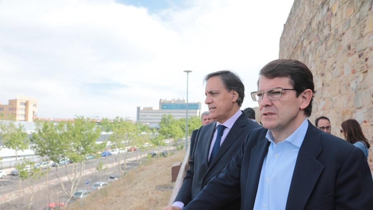 El candidato a presidente de la junta de Castilla y Leon por el PP, Alfonso Fernández Mañueco junto al alcalde de Salamanca, Carlos García Carbayo-ICAL