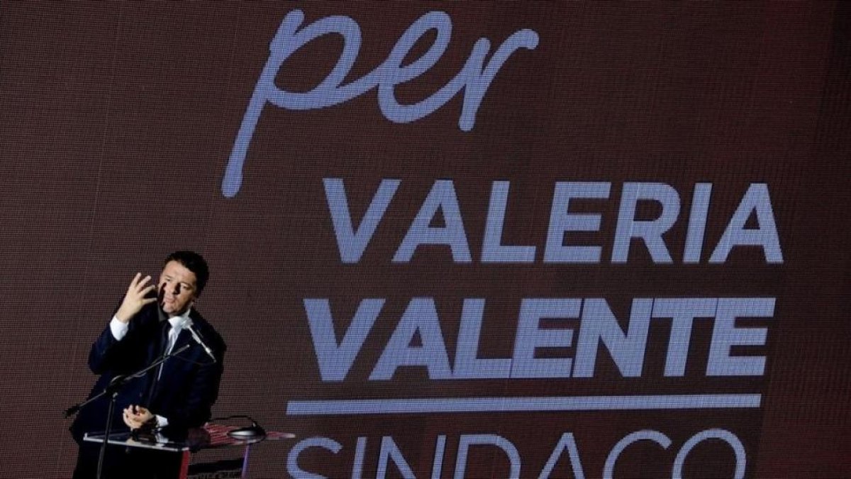 Mateo Renzi en un acto electoral en apoyo a la candidata de su partido por Nápoles Valeria Valente.-EFE / CIRO FUSCO