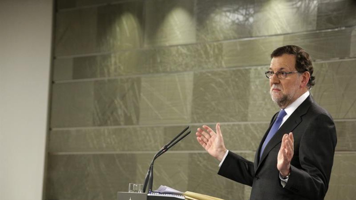 El presidente del Gobierno en funciones, Mariano Rajoy, durante la rueda de prensa que ha ofrecido hoy en el Palacio de la Moncloa tras reunirse con el rey Felipe VI-EFE/Zipi