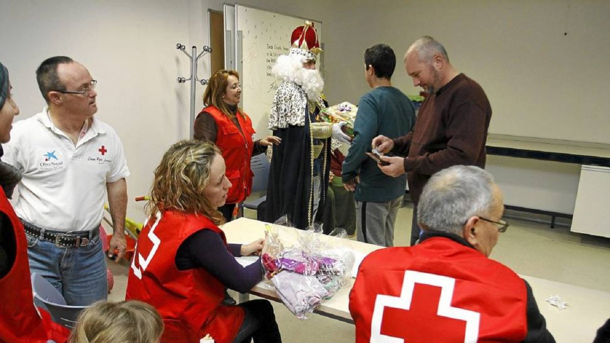 Voluntarios de Cruz Roja en un reparto de juguetes-El Mundo