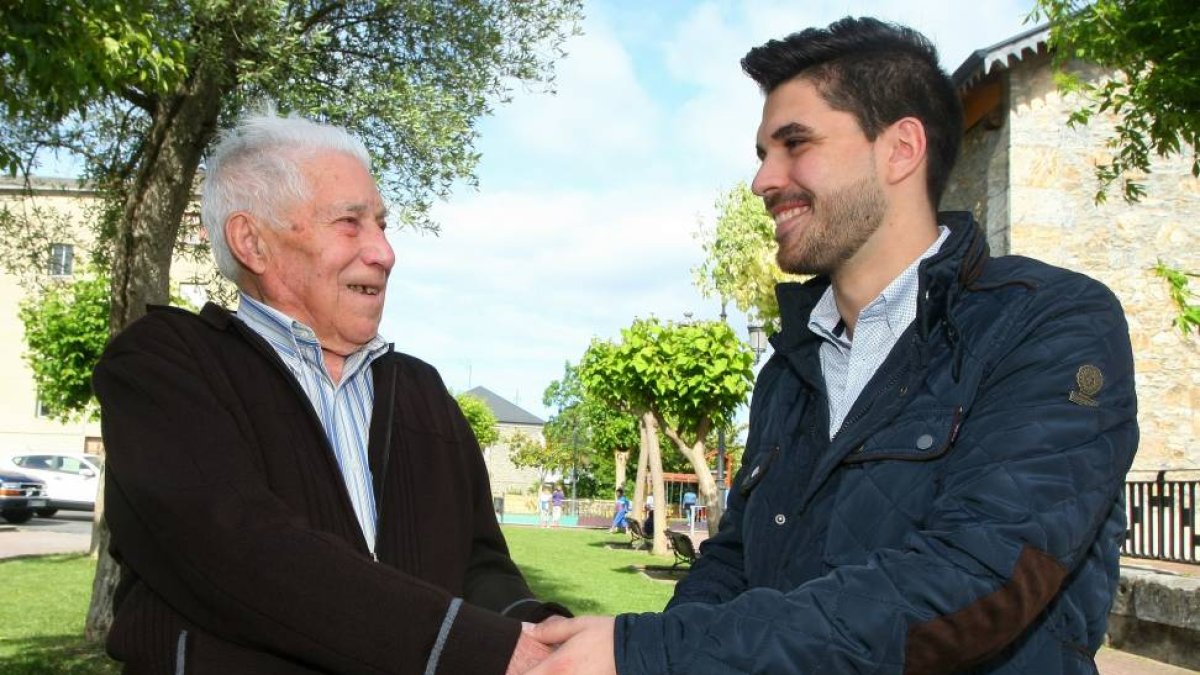 Antonio Fernández (I), de 99 años, candidato del PSOE en la lista autonómica por León, junto a Daniel Viloria (D), candidato socialista a la Alcaldía de Torre del Bierzo (León), durante la presentación en Toral de los Vados (León), del programa del PSOE d-Ical