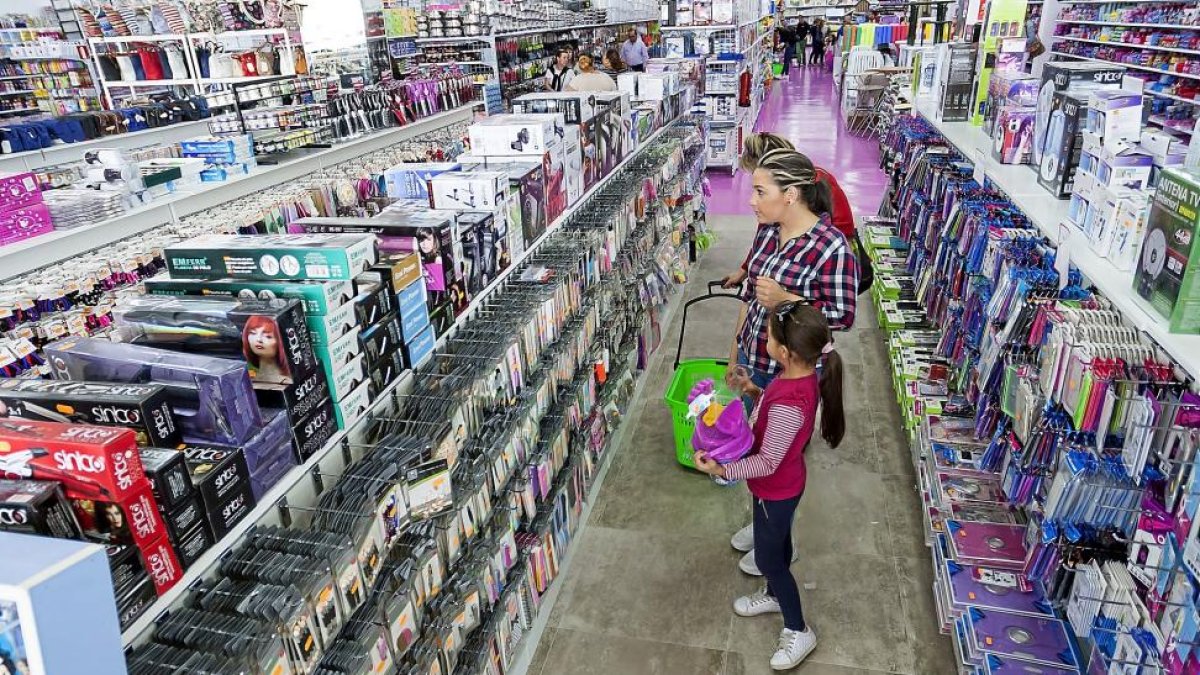 Bazar chino ‘Hola Market’ en su apertura el pasado 18 de mayo.-MIGUEL ÁNGEL SANTOS