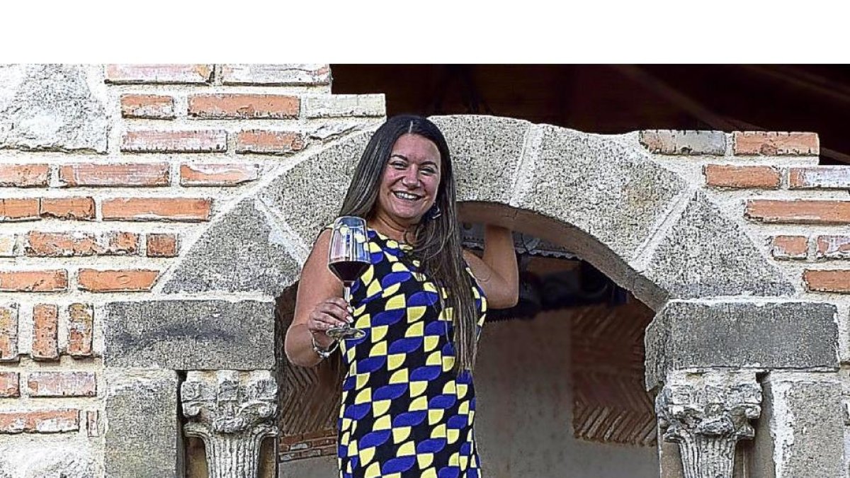 Pilar Zapatero, bajo uno de los arcos que decoran el patio central de la bodega.-ARGICOMUNICACIÓN