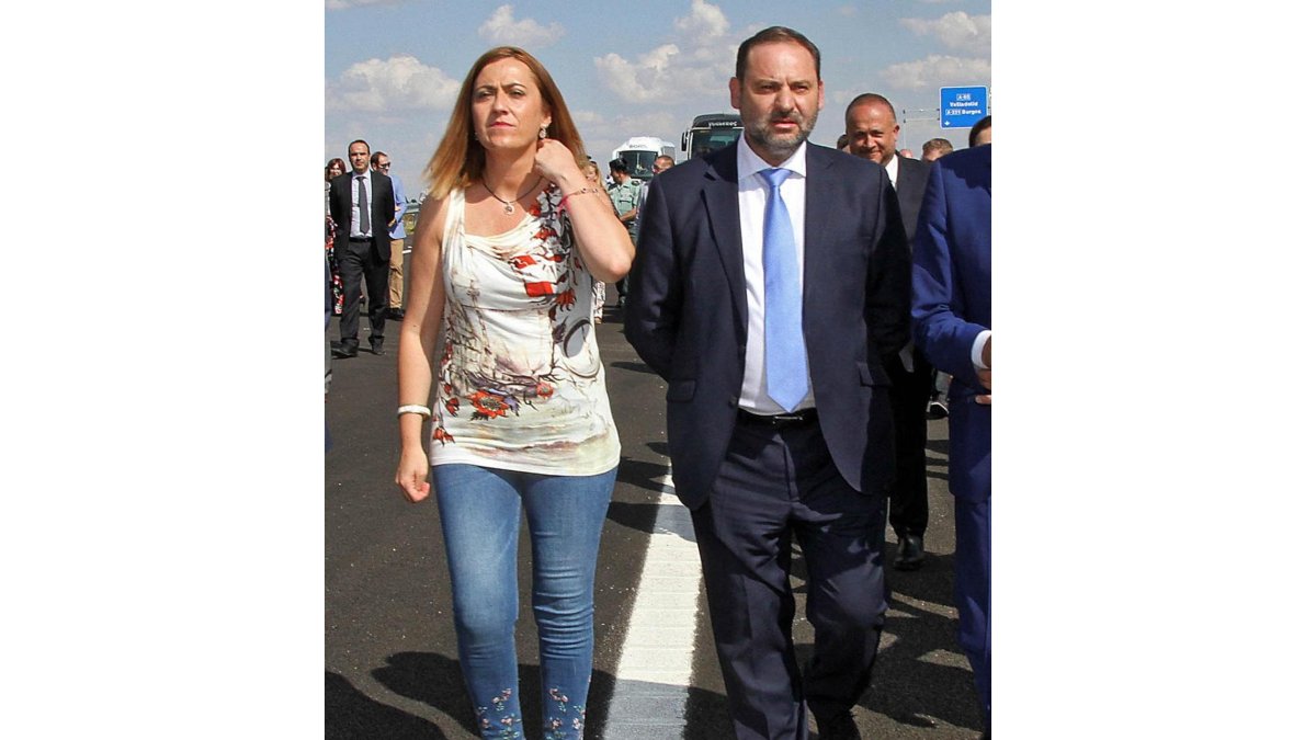 La delegada del Gobierno, Virginia Barcones y el ministro de Fomento, José Luis Ábalos, el míercoles en León.-ICAL