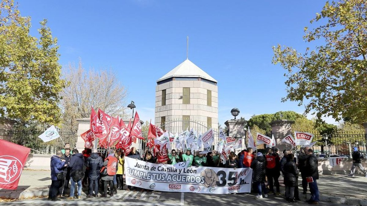 Concentración de los sindicatos después de la reunión de la Mesa General de Empleados Públicos.-ICAL