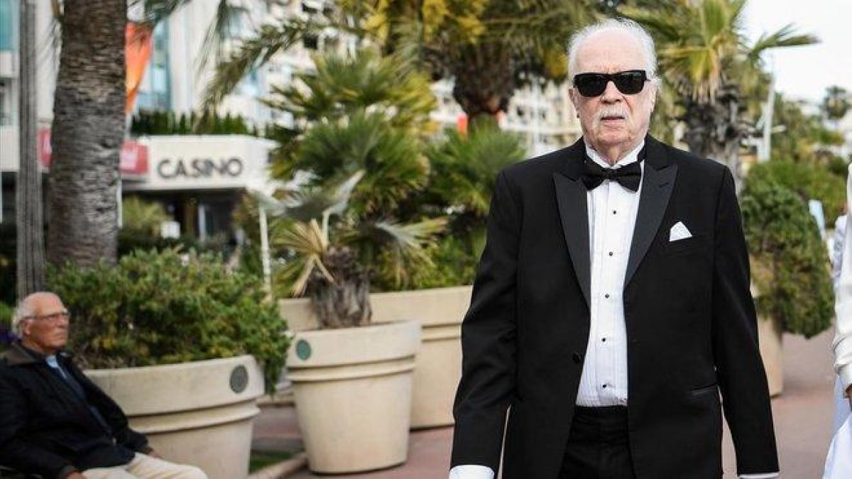 John Carpenter pasea por Cannes vestido de gala, este miércoles.-AFP / LOIC VENANCE