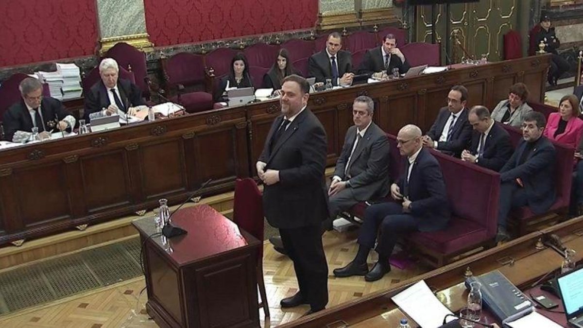 Oriol Junqueras, de pie, en el tercer día del juicio del procés en el Supremo.-EFE