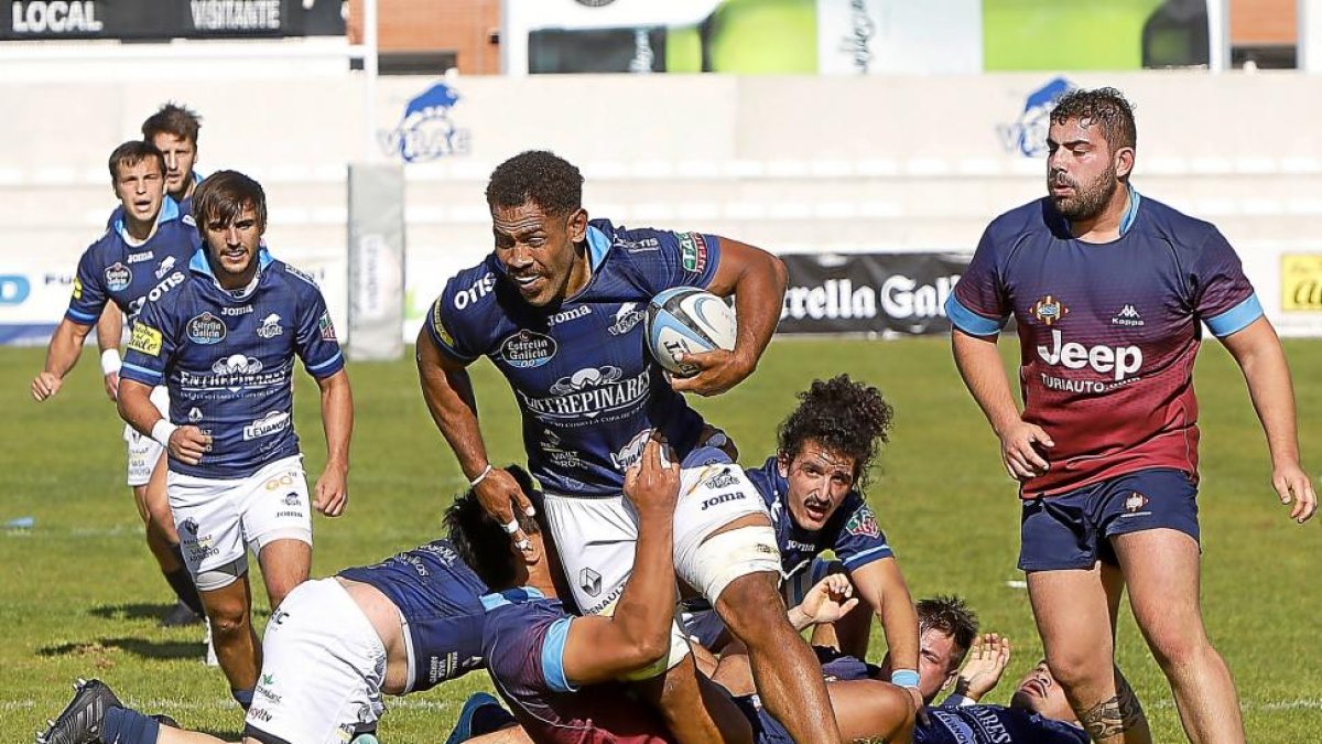 Kalo Gavidi intenta evitar el placaje en el partido de Liga frente a la Santboiana.-J. M. LOSTAU