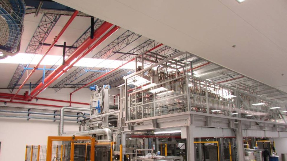 Interior de la fábrica de PPG en Lagura de Duero con nuevos equipos de producción-El Mundo