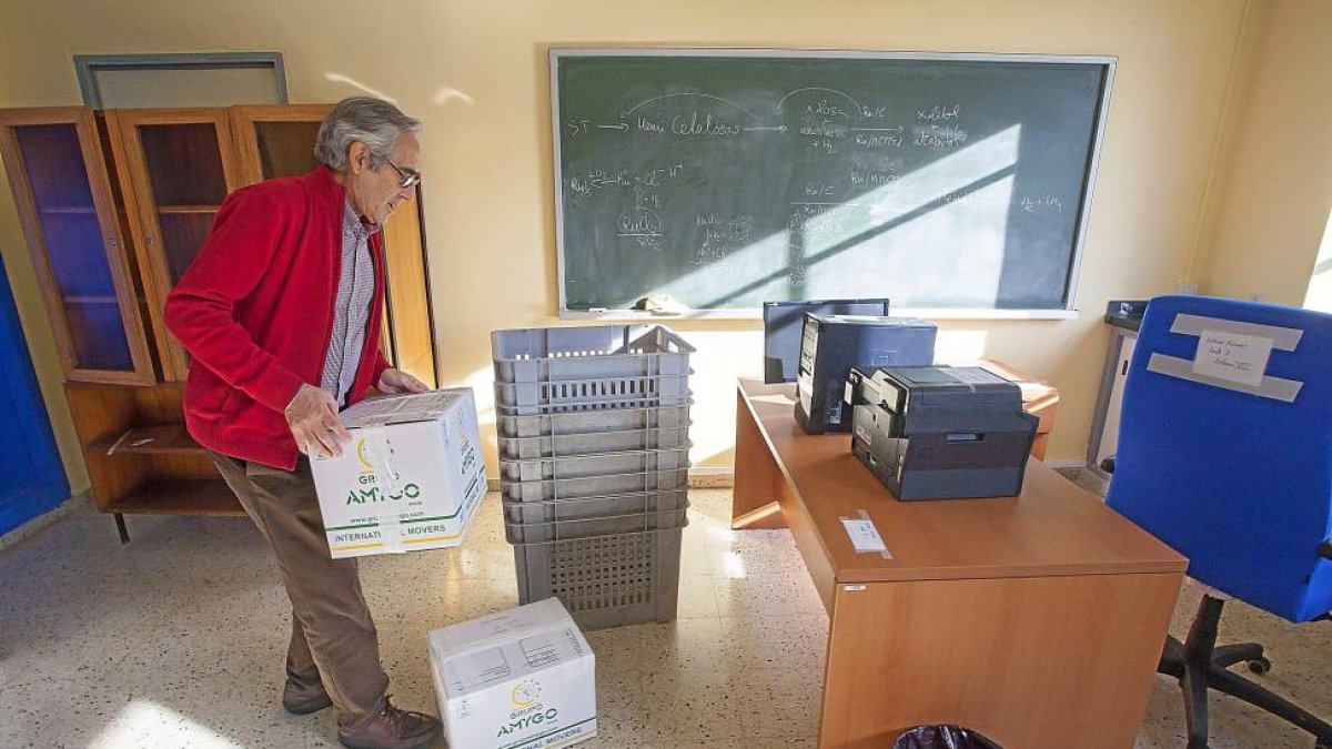 Un profesor recoge sus pertenencias en su despacho de la antigua Ciencias  para la inminente mudanza.-PABLO REQUEJO