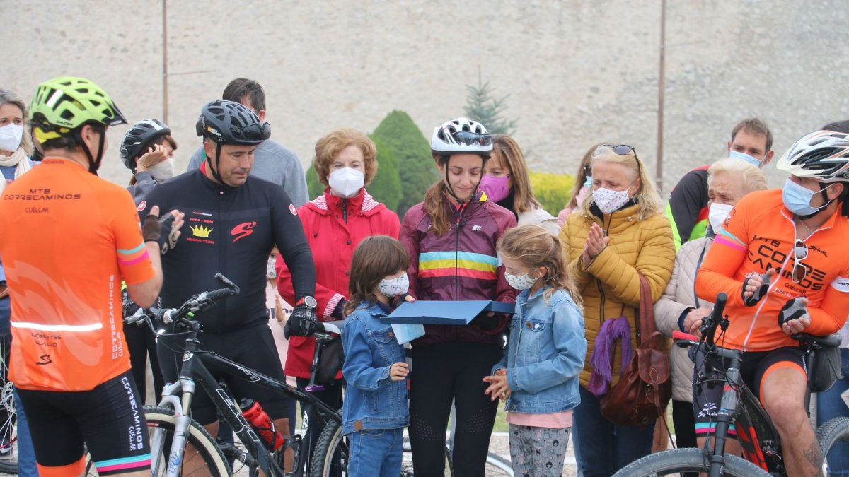 Clara, viuda de Luis Eduardo Izquierdo, junto a sus hijos en el homenaje. / D.M.