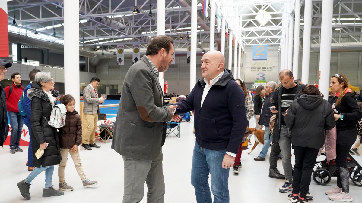 Saludo entre el alcalde de Valladolid, Óscar Puente, y el candidato del PP a la Alcaldía y consejero de Presidencia, Jesús Julio Carnero, en Fimascota. ICAL