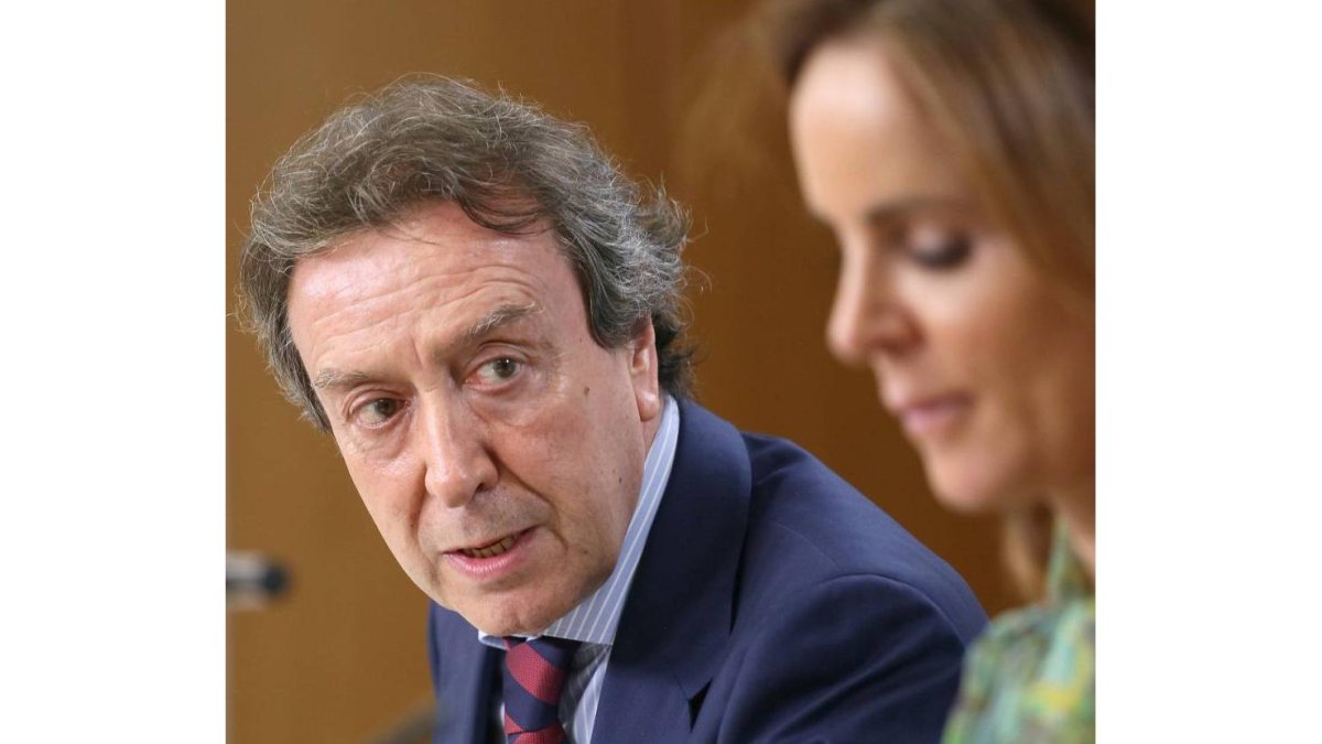 El consejero de la Presidencia, José Antonio de Santiago Juárez, y la consejera de Agricultura, Silvia Clemente, comparecen en rueda de prensa para explicar los contenidos del primer Consejo de Gobierno de la Junta tras las vacaciones estivales-Ical