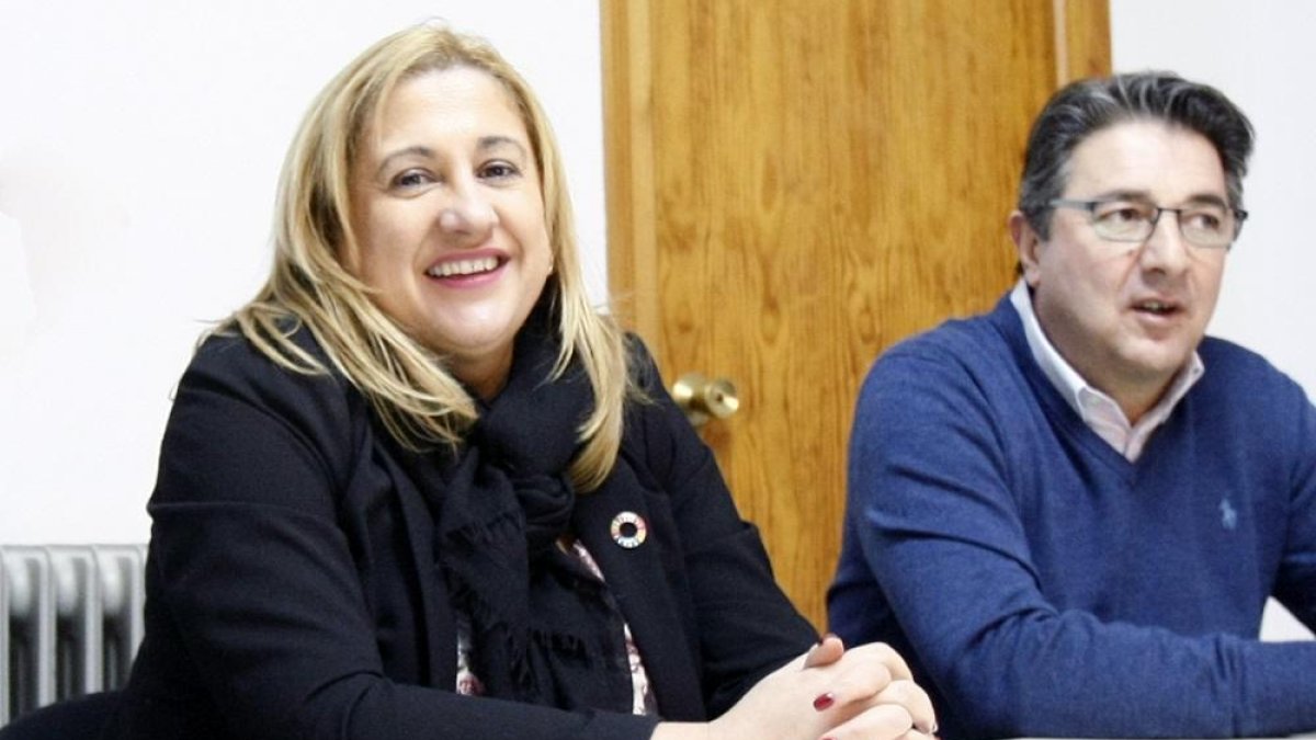 La presidenta del PP de Soria, Yolanda de Gregorio, y el secretario Jesús Ángel Peregrina.-MARIO TEJEDOR