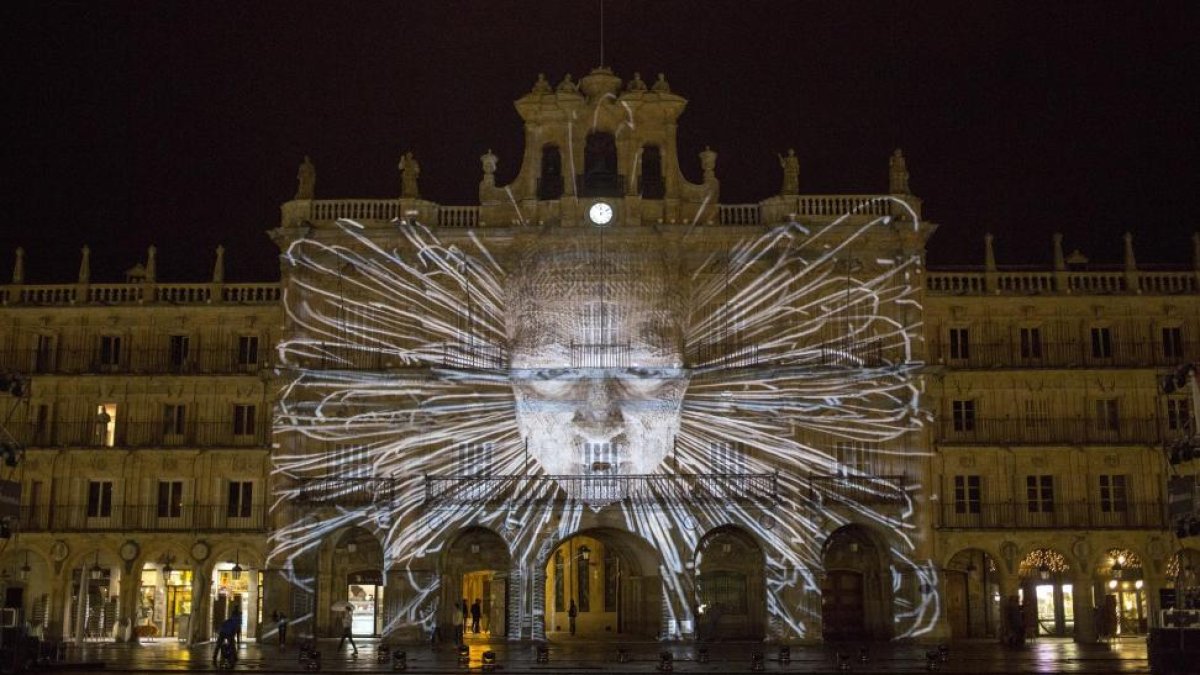 Ensayos de las diversas obras que se proyectarán en el Festival de luz y vanguardias en varios edificios históricos de Salamanca-ICAL
