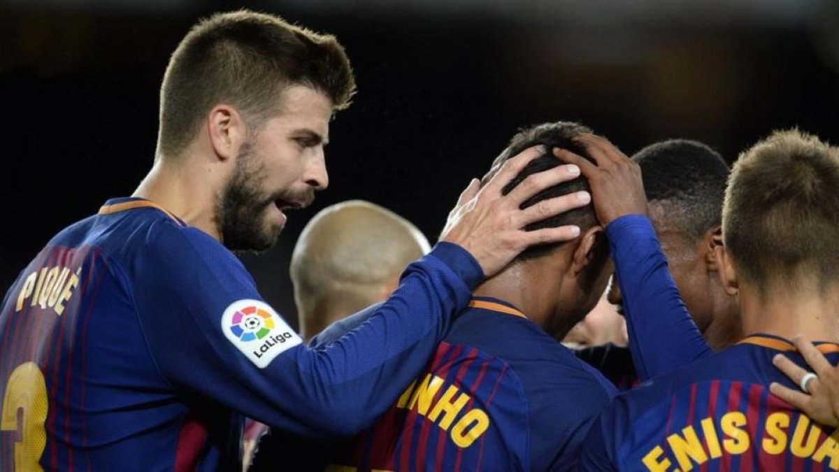 Piqué celebra con sus compañeros un gol del Barça.-JORDI COTRINA