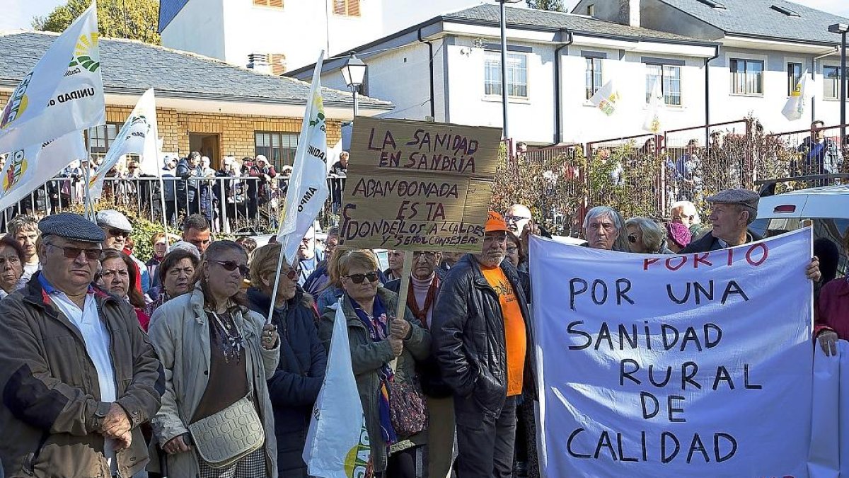 Vecinos de Sanabria claman por una «sanidad rural de calidad».-ICAL
