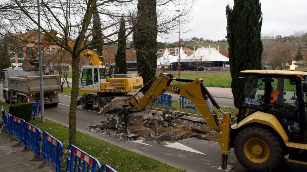 Obras en la calle Mieses de Valladolid para reparar el Anillo Mil.- E. P.