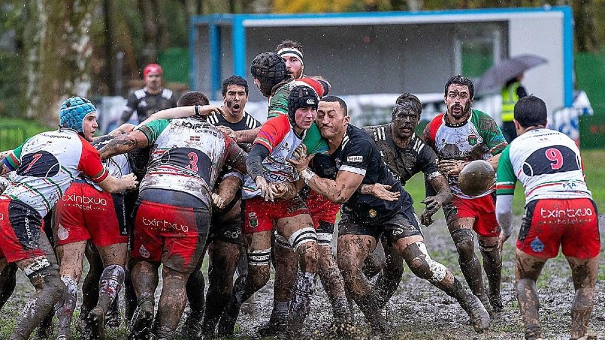 Salida de una melé ayer en el Hernani-SilverStorm jugado sobre el barrizal de Landari Toki .-IÑIGO ARIZKORRETA