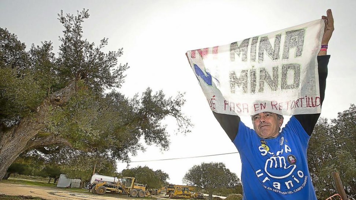 Un manifestante en contra de la mina de uranio.-ICAL