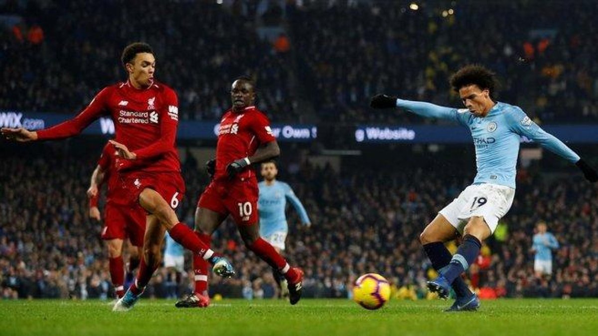 Van Dijk y Sané representando el duelo entre el Liverpool y el City en la última jornada.-PHIL NOBLE (REUTERS)