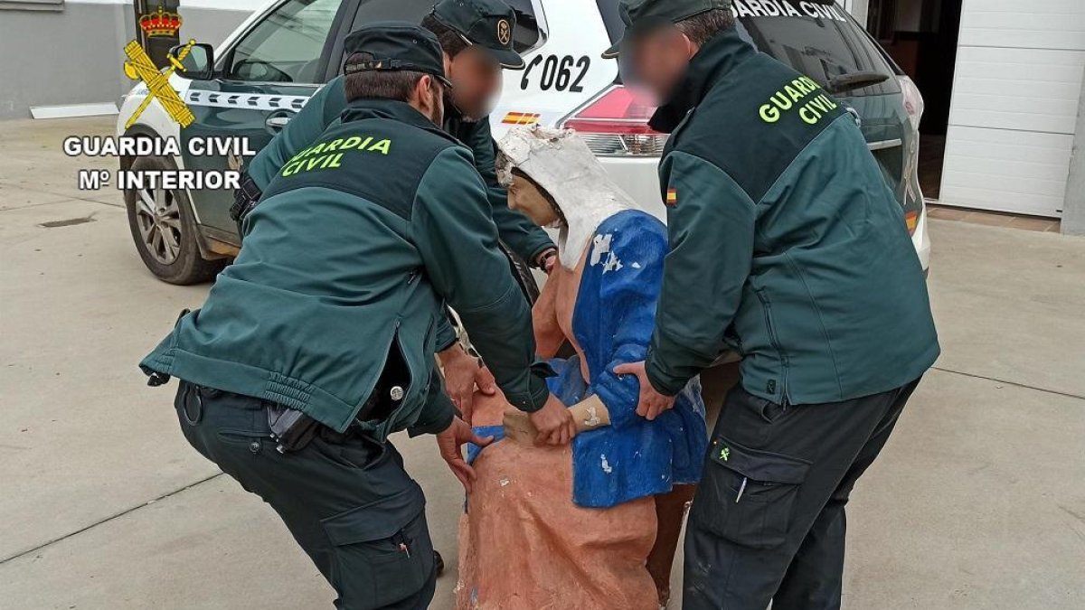 La Guardia Civil recupera dos figuras sustraídas del Belén de Laguna de Negrillos (León).-SUBDELEGACIÓN DEL GOBIERNO.