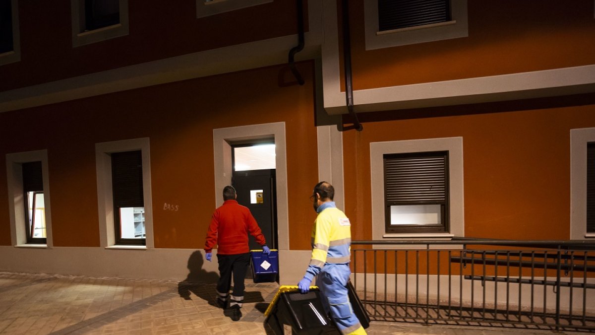 Angel Navarrete 28/02/2020
Segovia, Castilla la Mancha
Residencia de Estudiantes The Factory, un estudiante italiano ha dado positivo por coronavirus. Profesionales sanitarios entran para hacer pruebas.