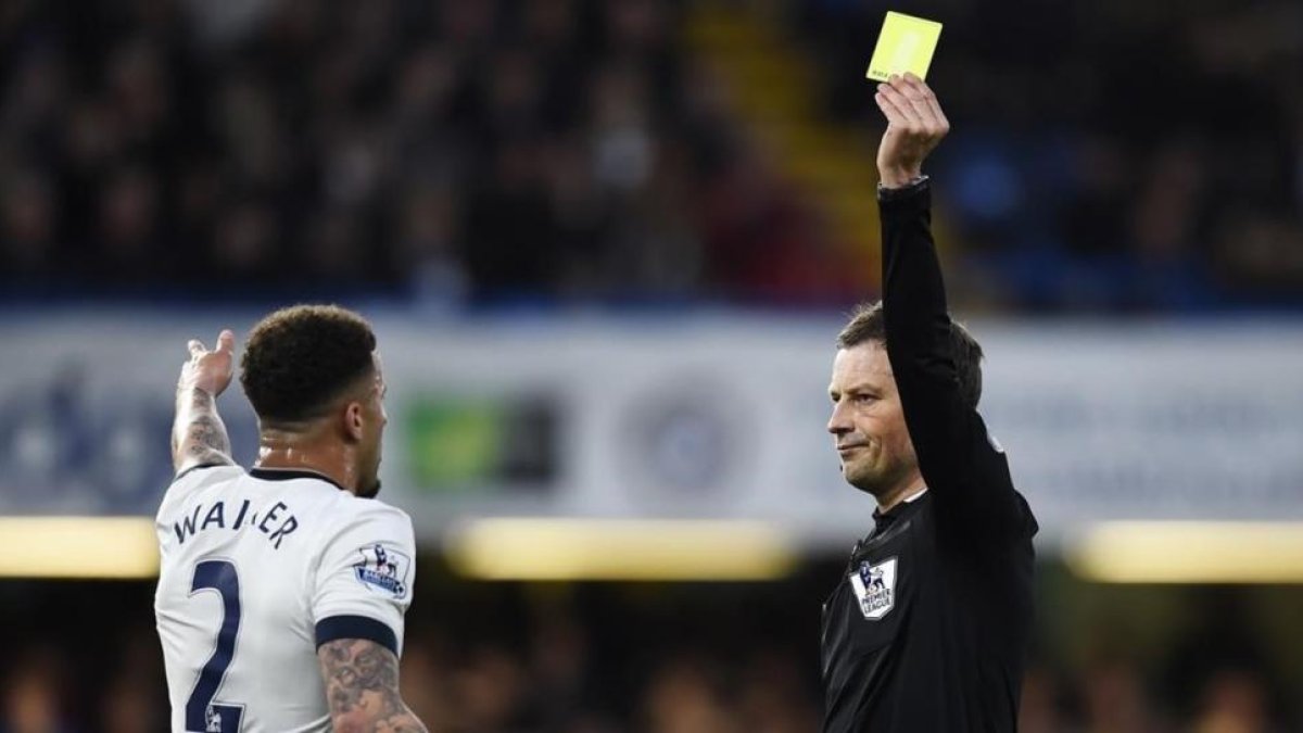 Mark Clattenburg amonesta a Walker, del Tottenham, en un partido de la Premier, el pasado día 2-REUTERS / DYLAN MARTÍNEZ
