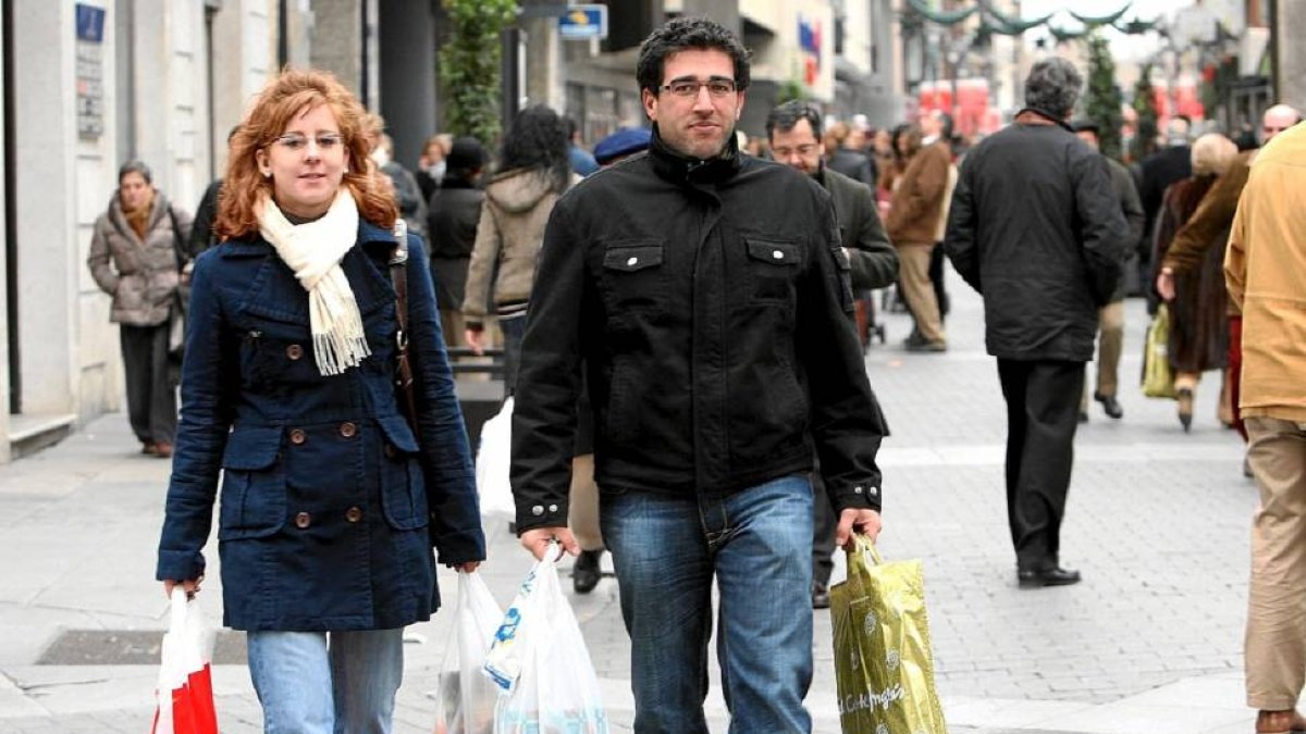 Jornada de compras en un comercio de la calle Santiago durante una campaña de Navidad-J.M.Lostau