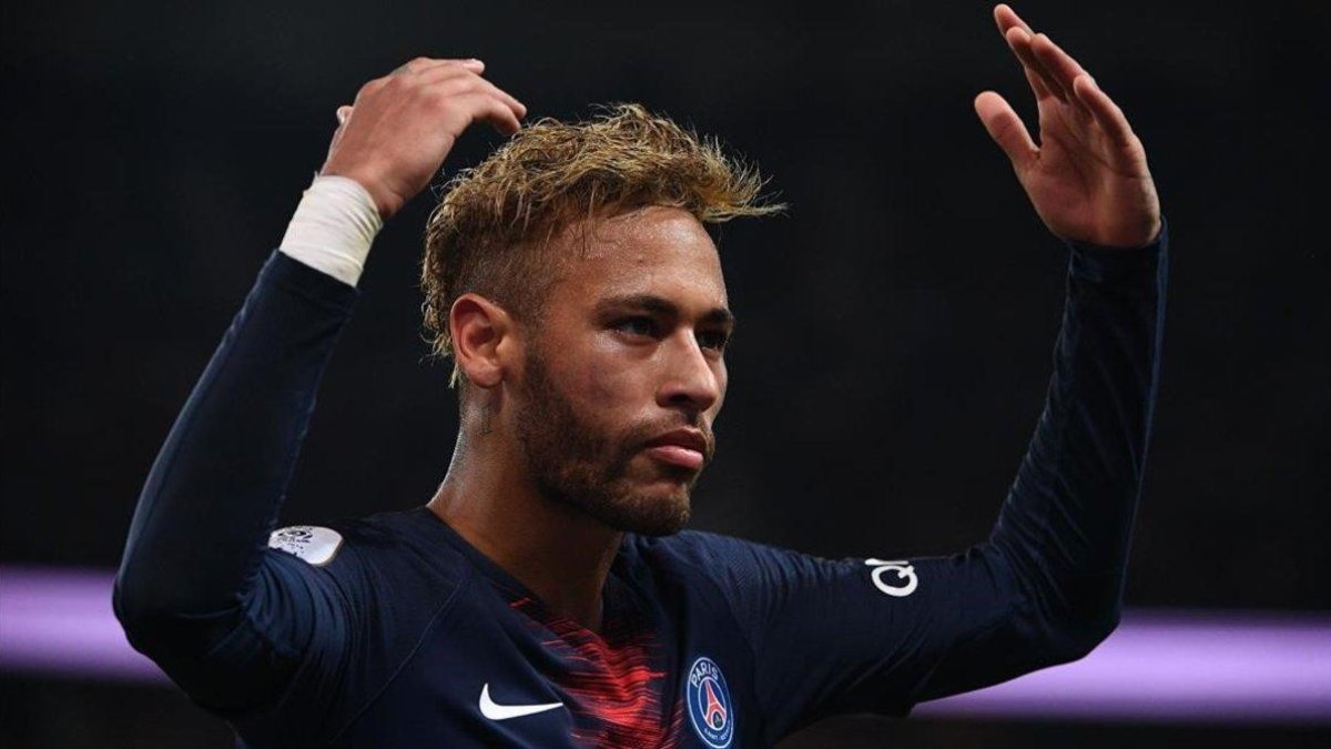 Neymar anima a la grada-