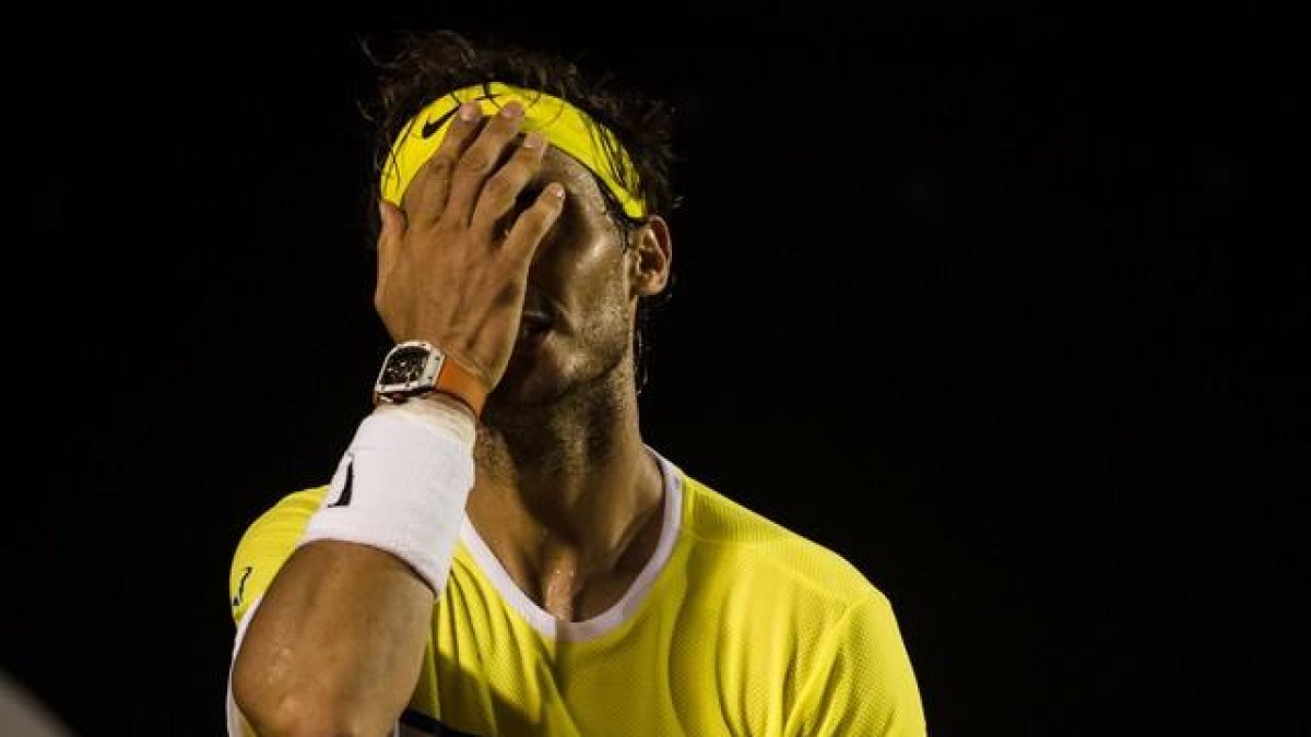 Rafael Nadal se lamenta en el partido contra el uruguayo Pablo Cuevas en el torneo de Río de Janeiro este sábado.-YASUYOSHI CHIBA / AFP