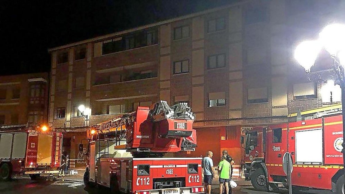 Efectivos del Cuerpo de Bomberos de la Diputación ayer, junto a la vivienda siniestrada en Medina.-EL MUNDO