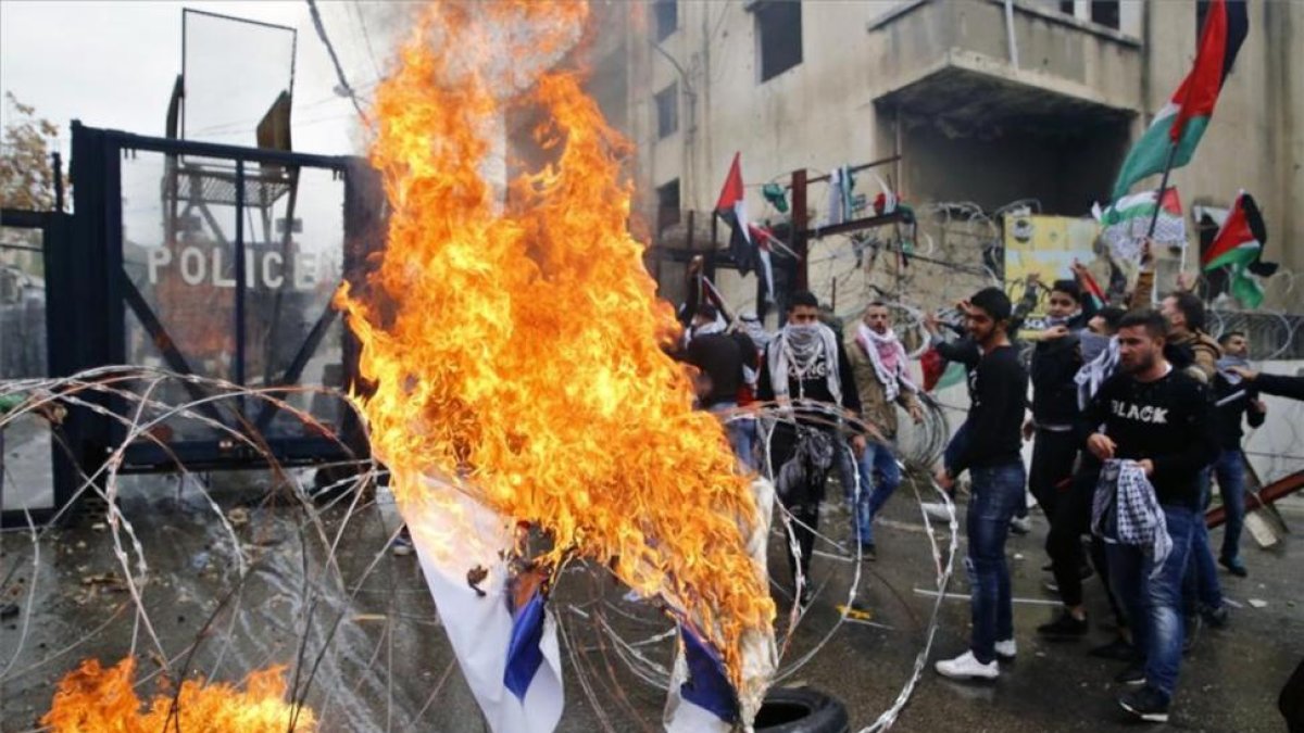 Manifestantes queman una bandera de Israel frente a la embajada de Estados Unidos en Beirut, Líbano.-AP / BILAL HUSSEIS