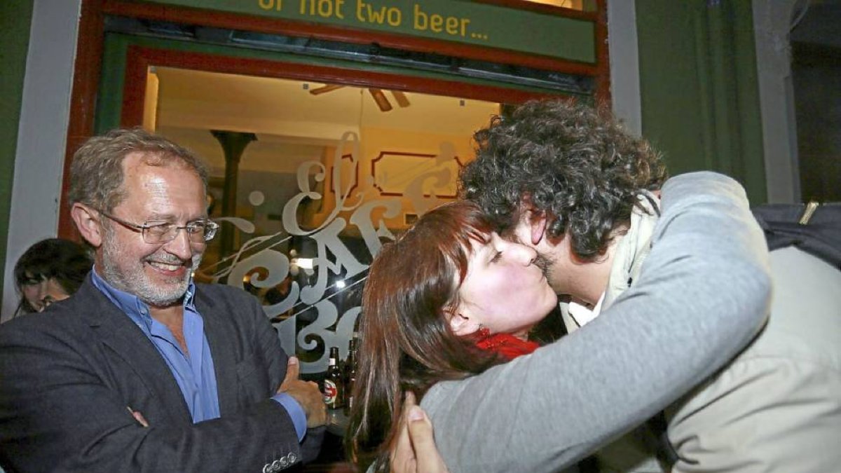Saravia observa el beso entre María Sánchez y José Sarrión.-Ical
