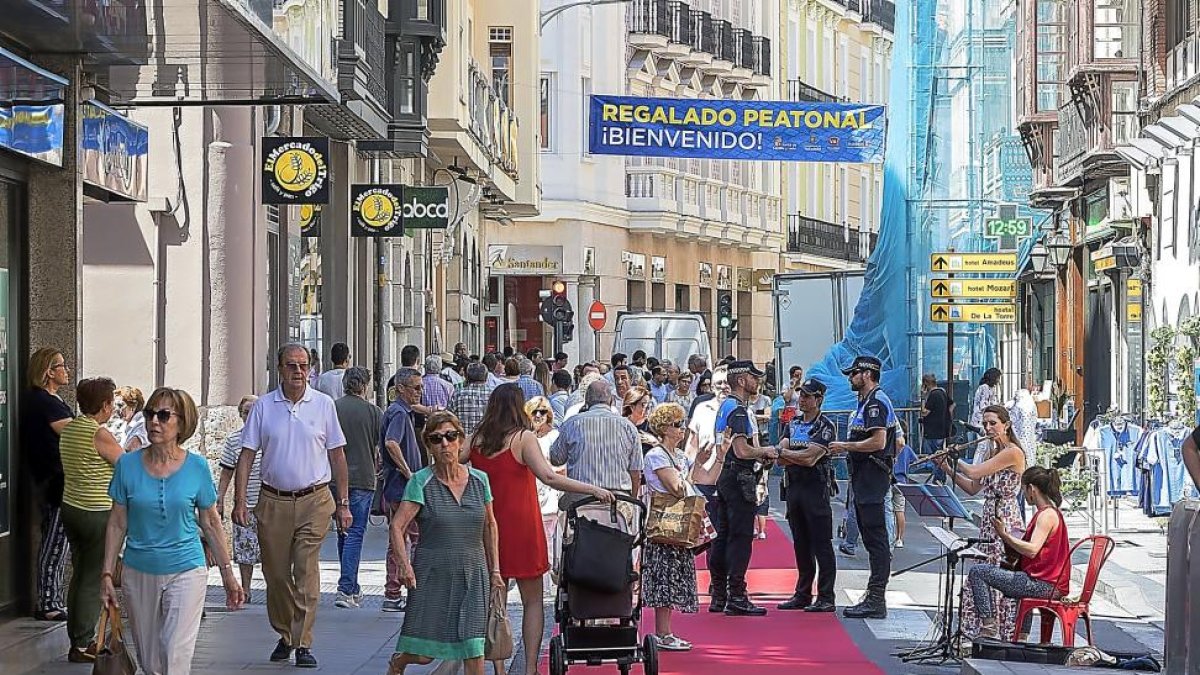 Iauguración de la calle Regalado como vía peatonal.-PABLO REQUEJO