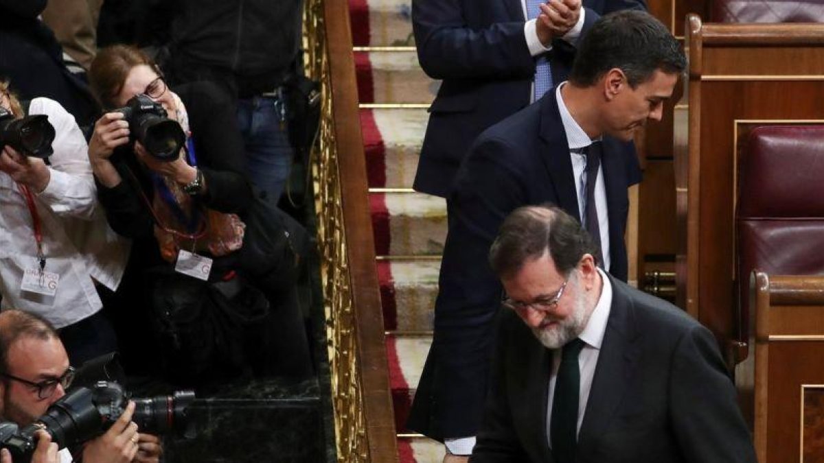 Mariano Rajoy Pedro Sánchez, se saludan tras conocer los resultados de la votación.-SERGIO PEREZ (REUTERS)