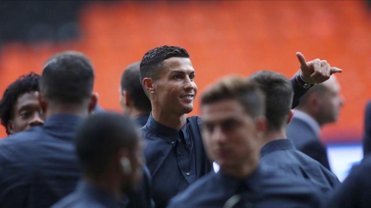 Cristiano Ronaldo, sobre el césped de Mestalla, este martes.-MIGUEL LORENZO