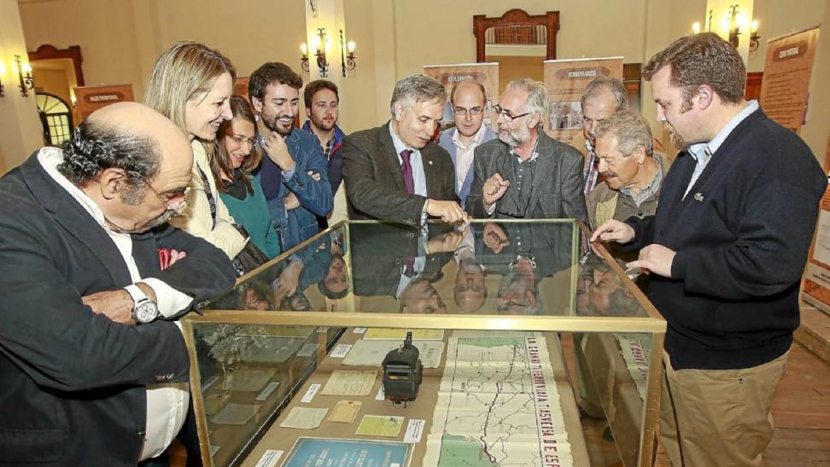 Servelio Villar y Javier Revilla (dcha) explican al alcalde riosecano, Artemio Domínguez y al resto de ediles de la zona, la exposición-J. M. Lostau