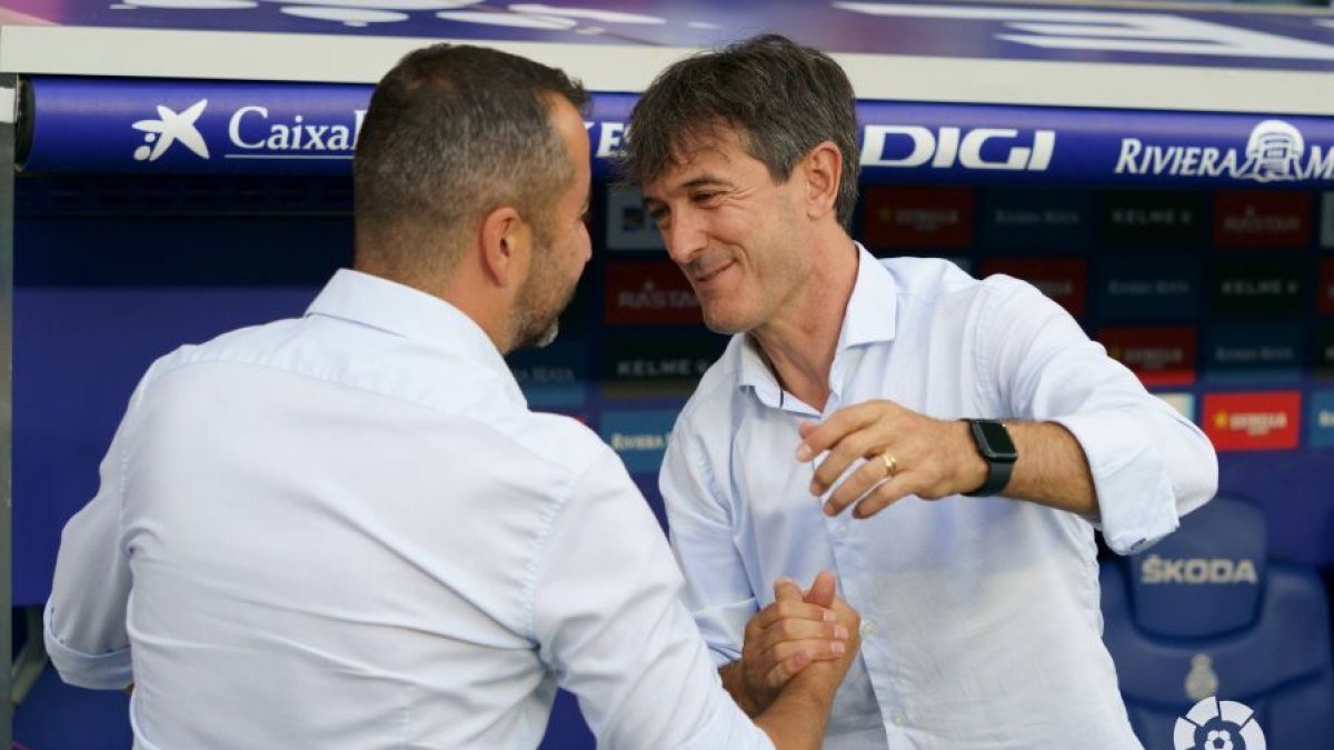 Pacheta saluda a Diego Martínez antes del encuentro. / LALIGA