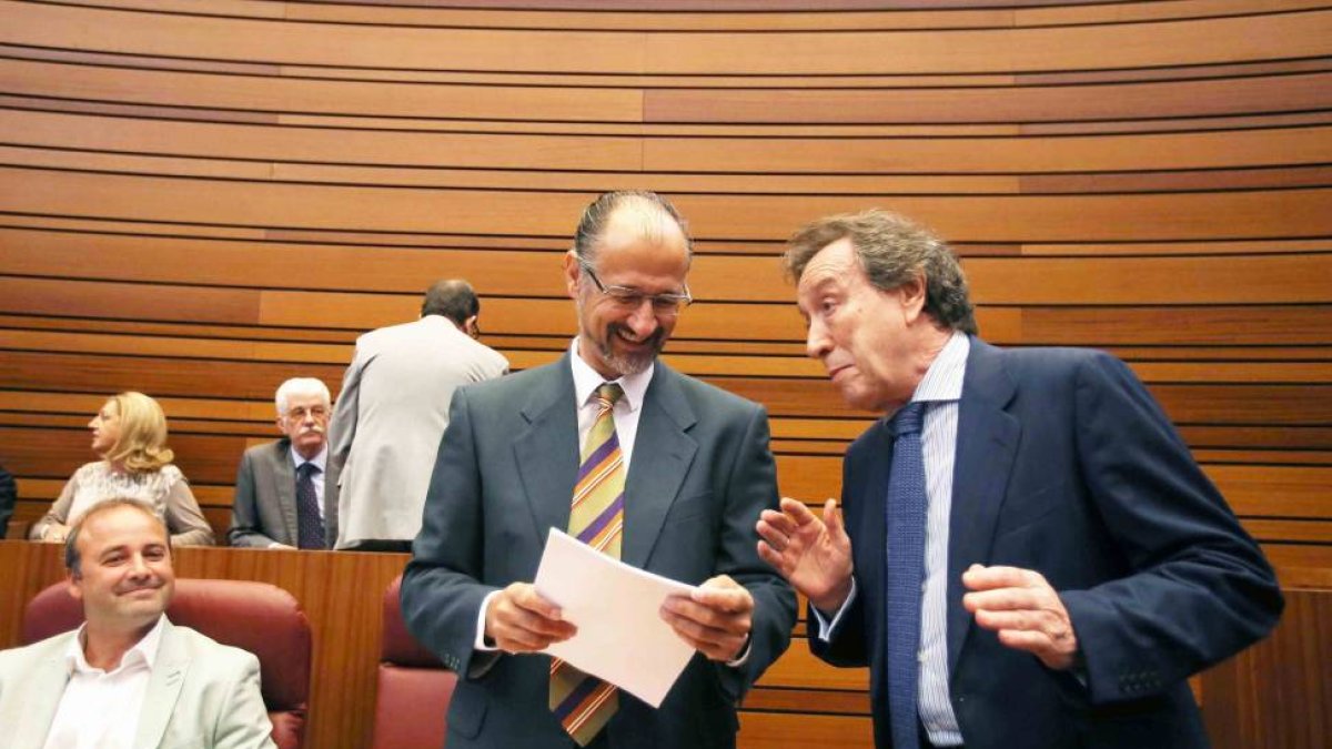 El consejero de Presidencia, José Antonio de Santiago Juárez, conversa con el portavoz de Ciudadanos, Luis Fuentes, en el debate de investidura del candidato a la Junta de Castilla y León-Ical