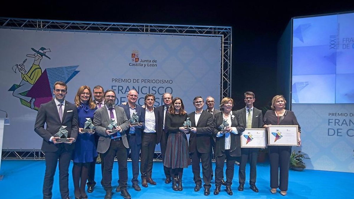 El presidente de la Junta, en la foto de familia con los premiados una vez finalizado el acto de entrega de los galardones.-CASTILLO / PHOTOGENIC