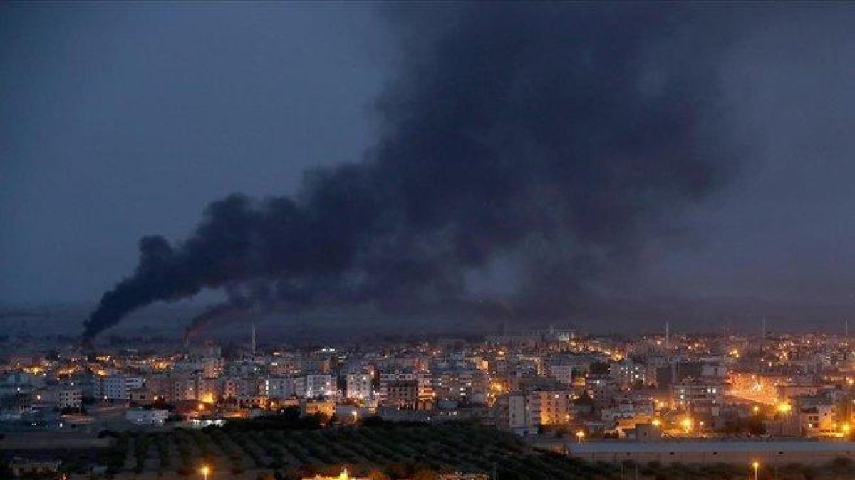 Bombardeos sobre la ciudad siria de Ras al-Ein, vista desde la frontera turca.-EFE EPA / ERDEM SAHIN