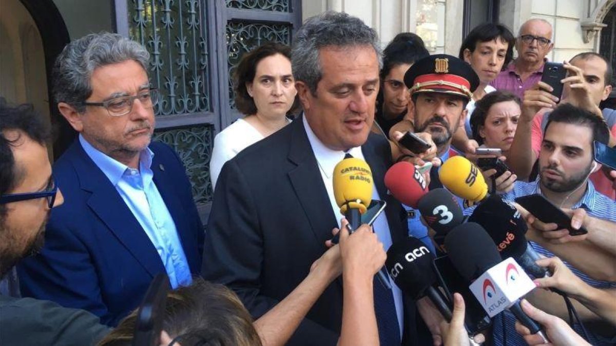 El conseller de Interior, Joaquim Forn, atiende a los medios.-MARIA GIRONA