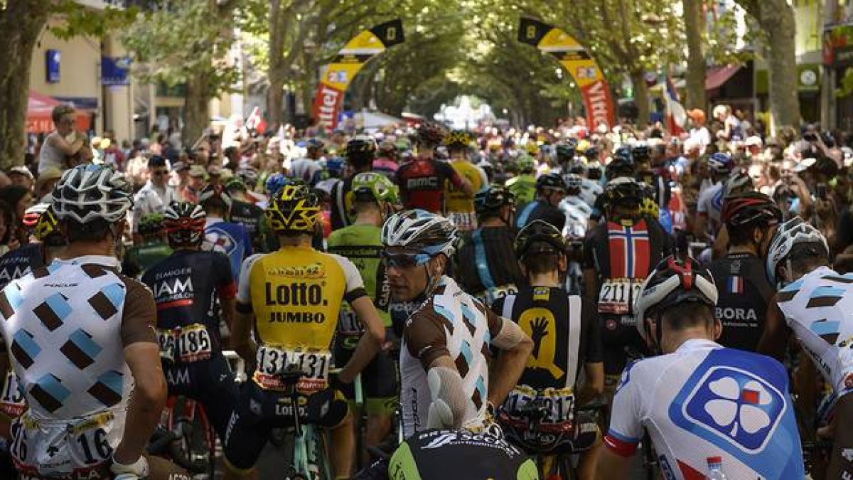 Los corredores esperan en Digne les Bains a que se dé la salida de la 17ª etapa del Tour, con Valverde y Buchmann a la cabeza.-Foto: AFP / LIONEL BONAVENTURE