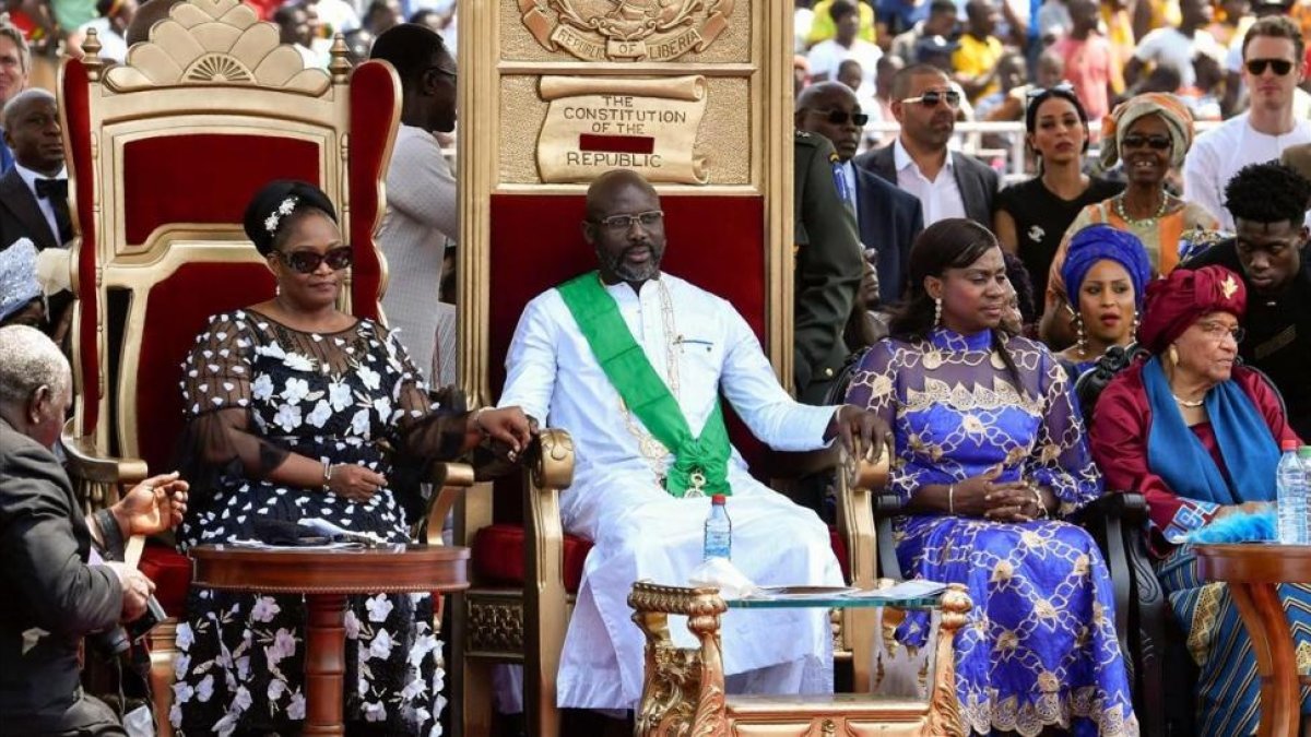 George Weah en el acto de juramento como presidente de Liberia junto a la presidenta saliente, Ellen Johnson Sirleaf (izquierda), y la nueva vicepresidenta, Jewel Taylor.-/ AFP / ISSOUF SANOGO